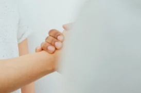 Pessoas apertando a mão simbolizando uma parceria feliz